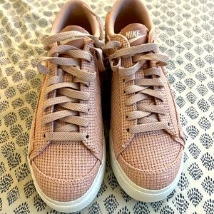 Nike
Blazer Low Platform sneakers